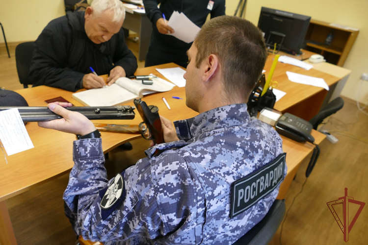 Жители Сибири с начала года добровольно сдали в подразделения Росгвардии оружие почти на миллион рублей