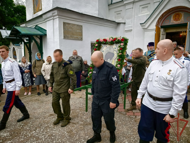 В Пскове росгвардейцы приняли участие в молебне и крестном ходе в честь дня памяти «Любятовской» иконы Божией Матери