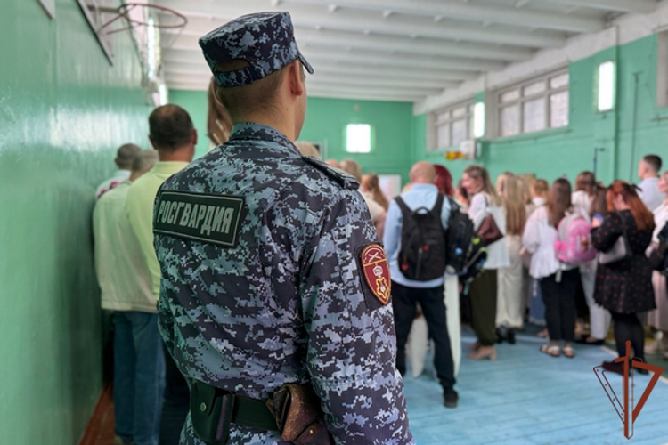 Росгвардейцы обеспечили безопасность школьных линеек на северо-западе страны