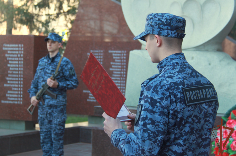 В Новосибирске молодые сотрудники вневедомственной охраны Росгвардии приведены к Присяге