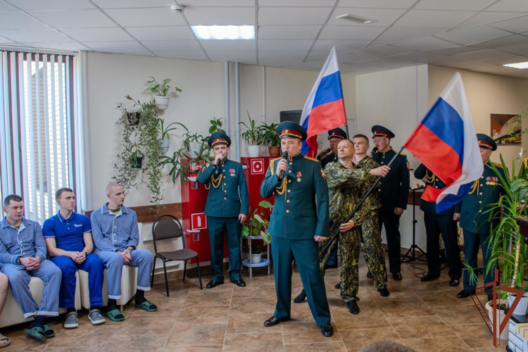 Ансамбль песни и пляски Северо-Западного округа Росгвардии поздравил раненых участников СВО с Днём России
