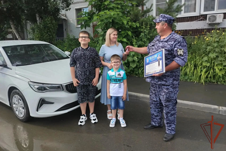 В Саратовской области вдове сотрудника Росгвардии, героически погибшего в ходе проведения специальной военной операции, передали автомобиль
