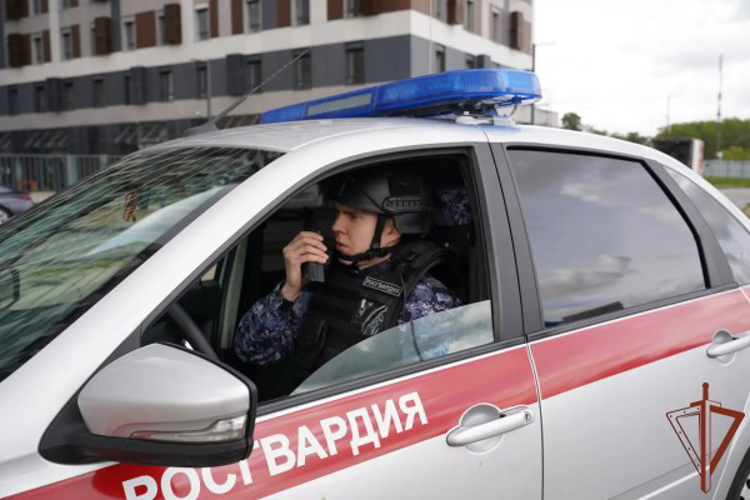 Сотрудники Росгвардии задержали на востоке Москвы мужчину, который устроил дебош в ресторане быстрого питания (видео)