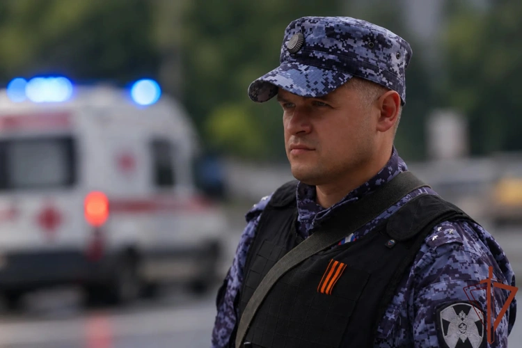 В Москве росгвардейцы оказали помощь гражданам, оказавшимся в сложных жизненных ситуациях (видео)