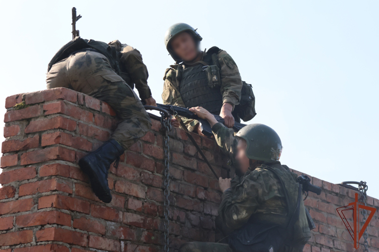 На Дальнем Востоке военнослужащие спецназа Росгвардии приняли участие в испытаниях на право ношения крапового берета