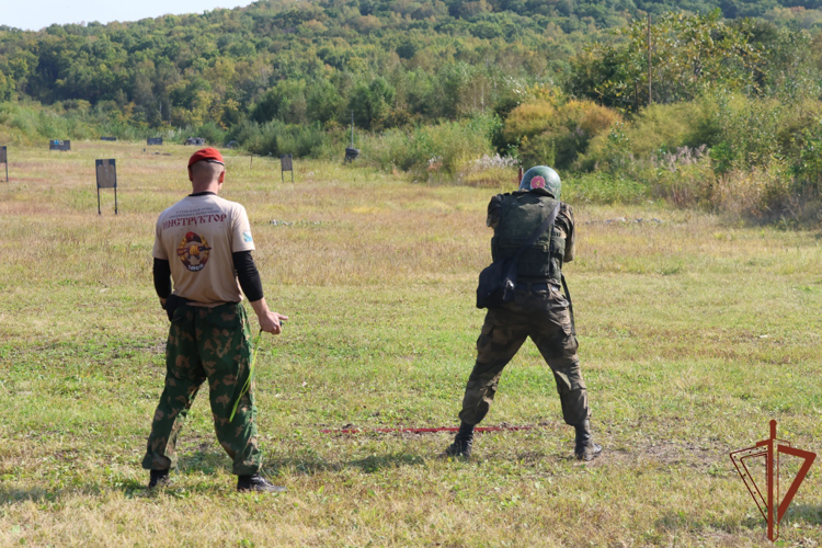 На Дальнем Востоке военнослужащие спецназа Росгвардии приняли участие в испытаниях на право ношения крапового берета