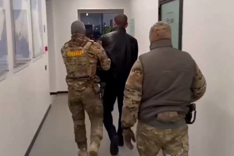 При содействии спецназа Росгвардии в Красноярском крае задержан подозреваемый в мошенничестве в особо крупном размере (видео)