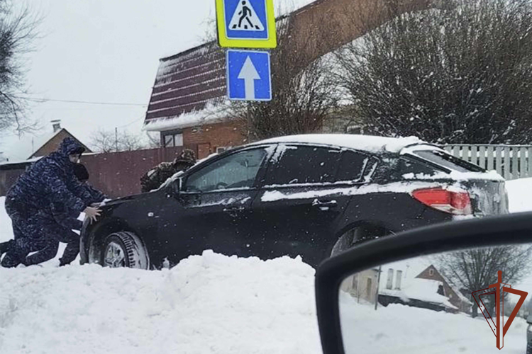 Росгвардейцы продолжают оказывать содействие водителям, попавшим в затруднительные ситуации на дорогах в Тульской области