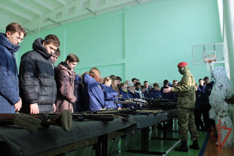 Росгвардейцы организовали патриотические мероприятия для школьников Сибири в преддверии 10-летнего юбилея ведомства