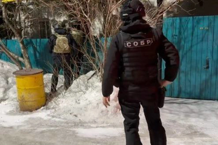 В Новосибирске при силовой поддержке СОБР Росгвардии задержан подозреваемый в серии разбойных нападений