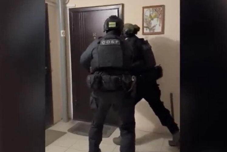 В Новосибирске при силовой поддержке спецназа Росгвардии задержан подозреваемый в совершении коррупционного преступления (видео)