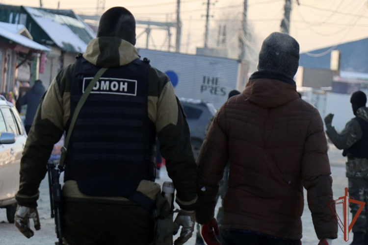 На Сахалине ОМОН Росгвардии принимает участие в мероприятиях по контролю миграционного законодательства