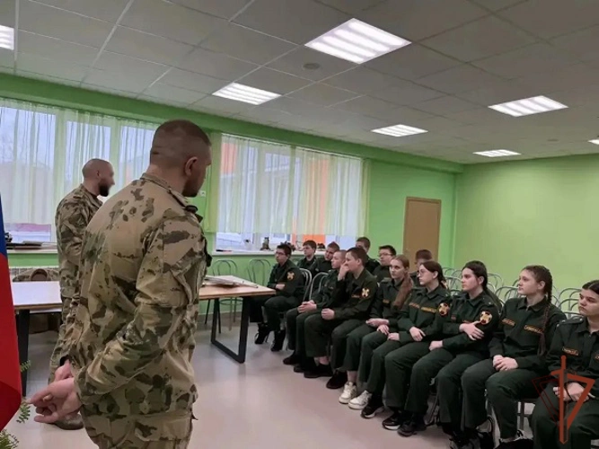 В Курске росгвардейцы провели для школьников уроки мужества, посвященные Дню памяти жертв геноцида советского народа