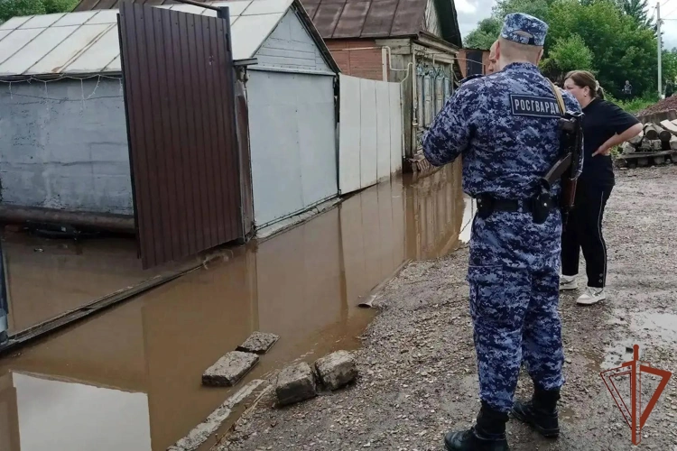 Росгвардейцы в Оренбургской области обеспечивают безопасность на пострадавших от подтопления территориях (видео)