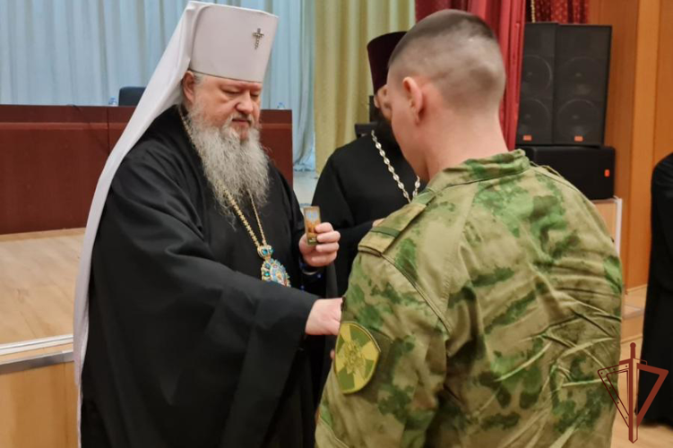 Митрополит Архангельский и Холмогорский Корнилий посетил отряд Северо-Западного округа Росгвардии
