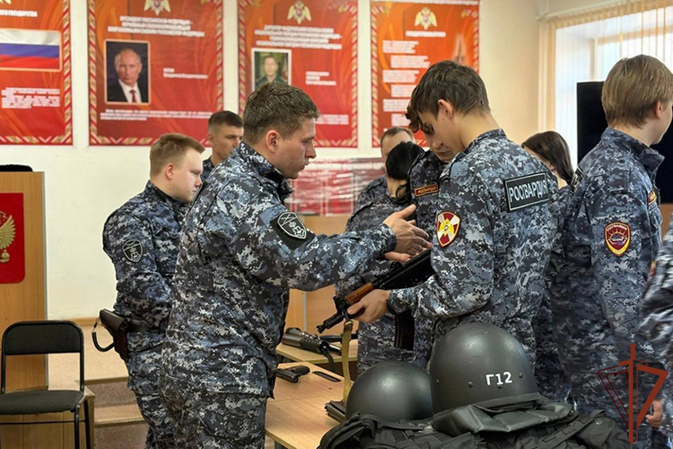 Патриотические мероприятия для молодежи провели росгвардейцы на Дальнем Востоке