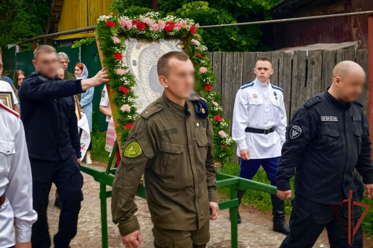 В Пскове росгвардейцы приняли участие в молебне и крестном ходе в честь дня памяти «Любятовской» иконы Божией Матери