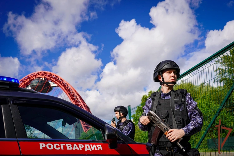 В Москве росгвардейцы задержали иностранца, пытавшегося уклониться от процедуры обязательного медицинского освидетельствования (видео)
