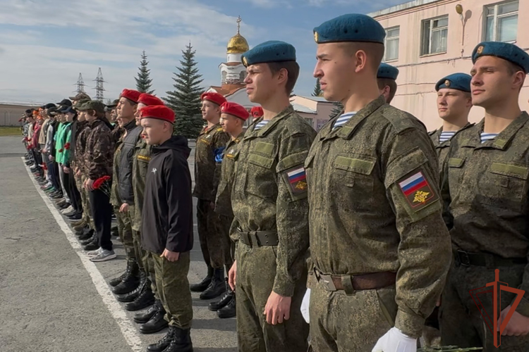 На Среднем Урале ОМОН Росгвардии провел для молодежи масштабную военно-спортивную эстафету