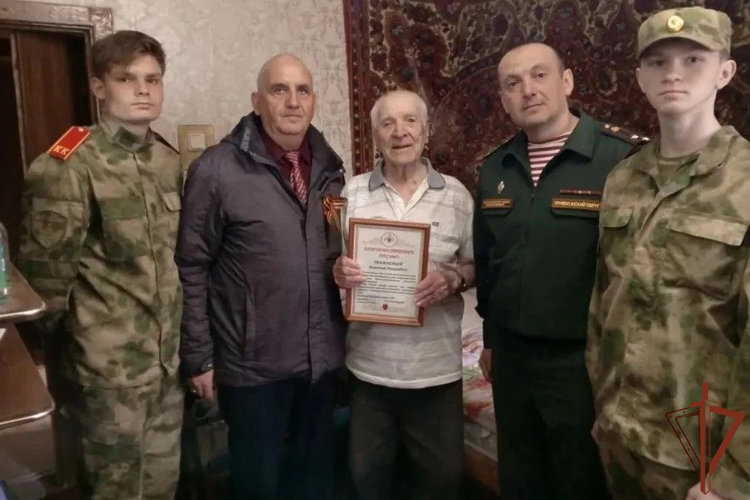 В Сарове росгвардейцы и воспитанники подшефного класса навестили ветеранов
