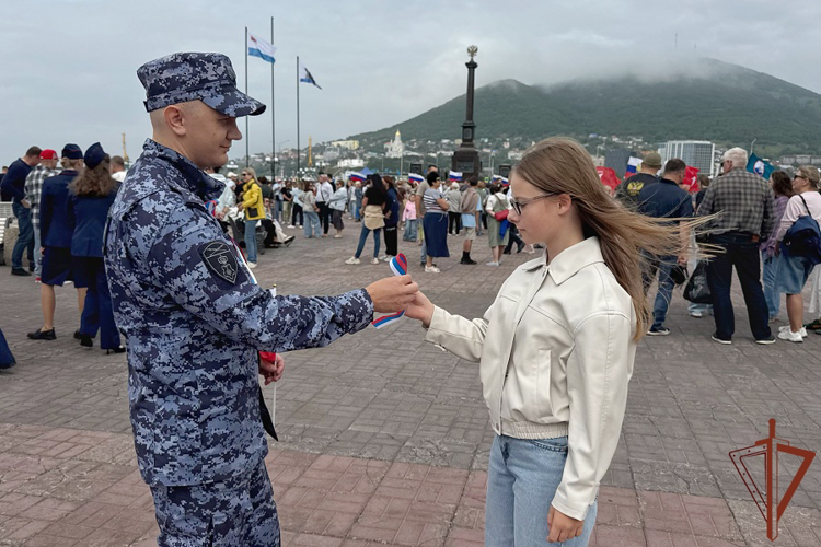 На Дальнем Востоке росгвардейцы приняли участие в мероприятиях, посвященных Дню государственного флага России