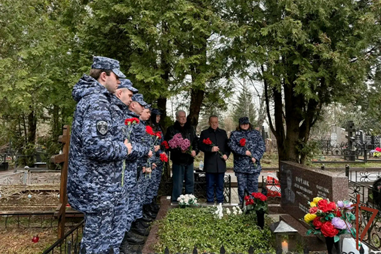 В Москве росгвардейцы почтили память Героя России Антона Фарелюка