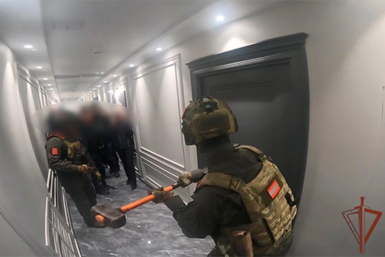 В Москве при силовой поддержке СОБР Росгвардии задержаны подозреваемые в мошенничестве (видео)