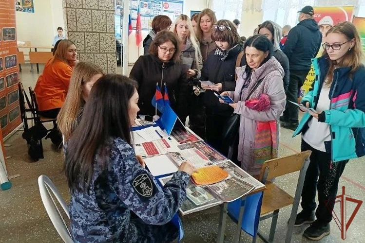 В регионах Сибири росгвардейцы провели профориентационные мероприятия