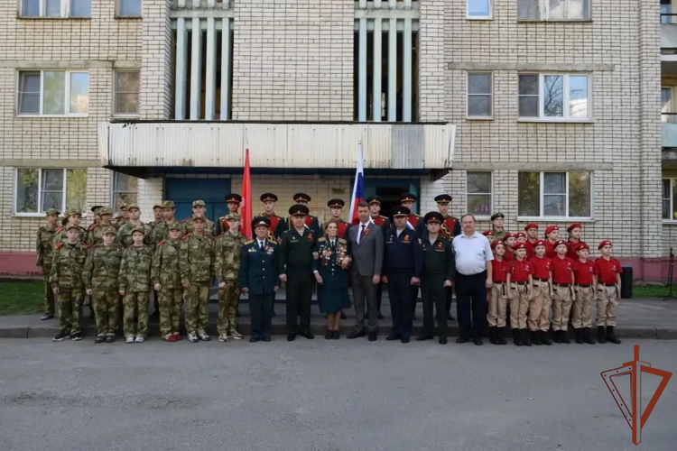 В Сарове росгвардейцы провели «Парад у дома ветерана» (видео)