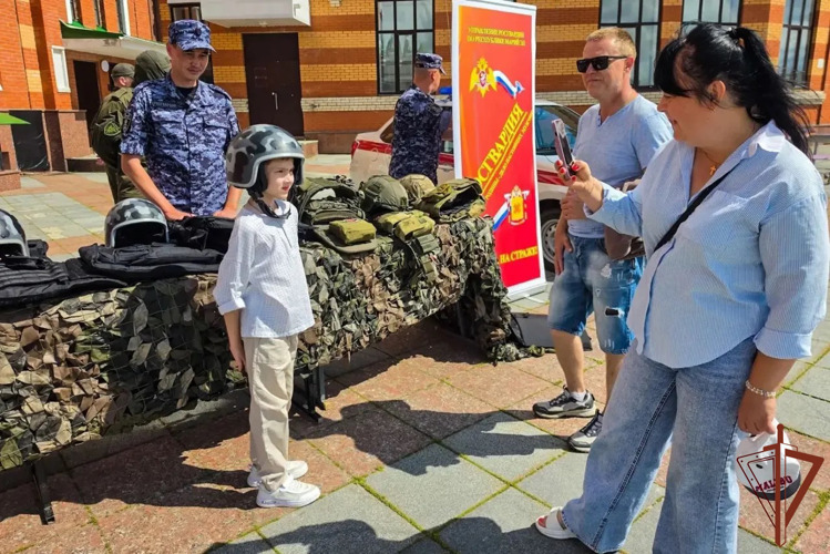 В Марий Эл росгвардейцы познакомили жителей со службой в ведомстве (видео)