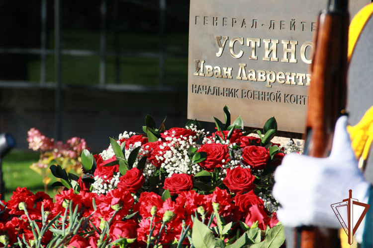 В Екатеринбурге открыт памятник легендарному начальнику военной контрразведки генерал-лейтенанту Ивану Устинову