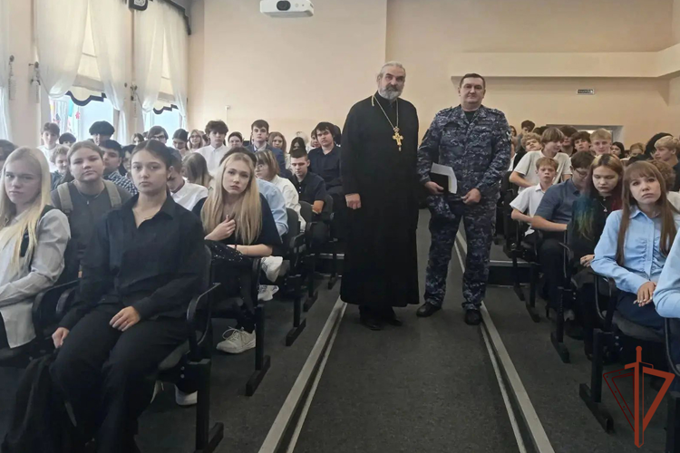 В Тюменской области и ХМАО — Югре росгвардейцы провели комплекс профилактических и агитационных мероприятий для молодежи