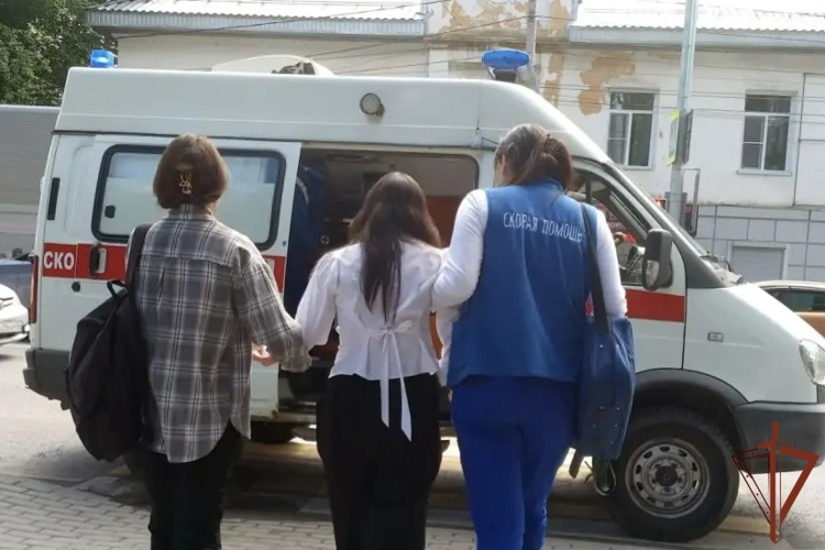 В Республике Алтай сотрудники Росгвардии помогли студентке, потерявшей сознание на линейке