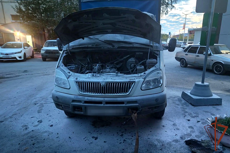 На Урале росгвардейцы потушили загоревшийся автомобиль
