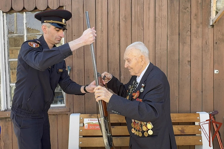В Новосибирске 100-летний ветеран Великой Отечественной войны при содействии Росгвардии передал оружие в зону СВО