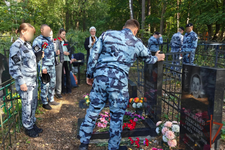 В Москве сотрудники Росгвардии почтили память товарища, погибшего при исполнении служебного долга