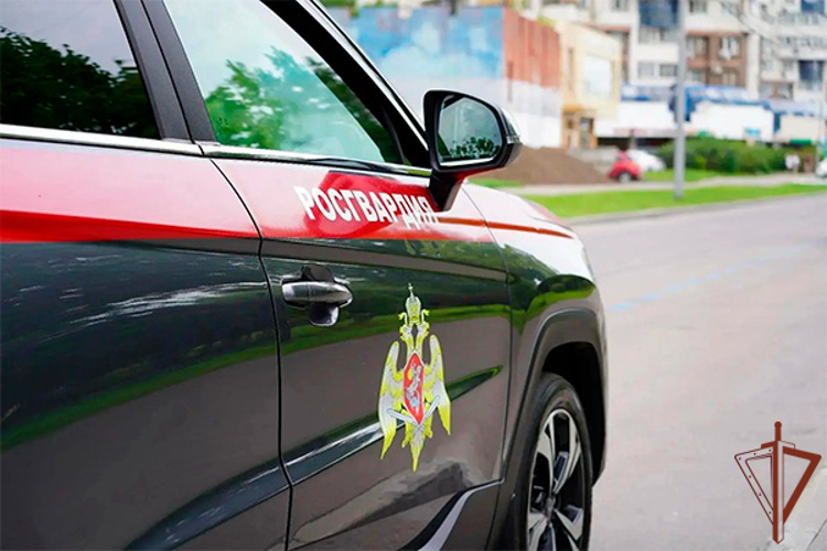 В Москве росгвардейцы оказали помощь мужчине, попавшему под трамвай (видео)