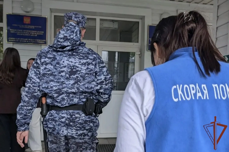 В Республике Алтай сотрудники Росгвардии помогли студентке, потерявшей сознание на линейке