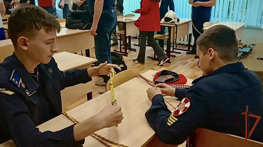 В регионах Центрального Федерального округа росгвардейцы проводят уроки мужества в подшефных учебных заведениях (видео)