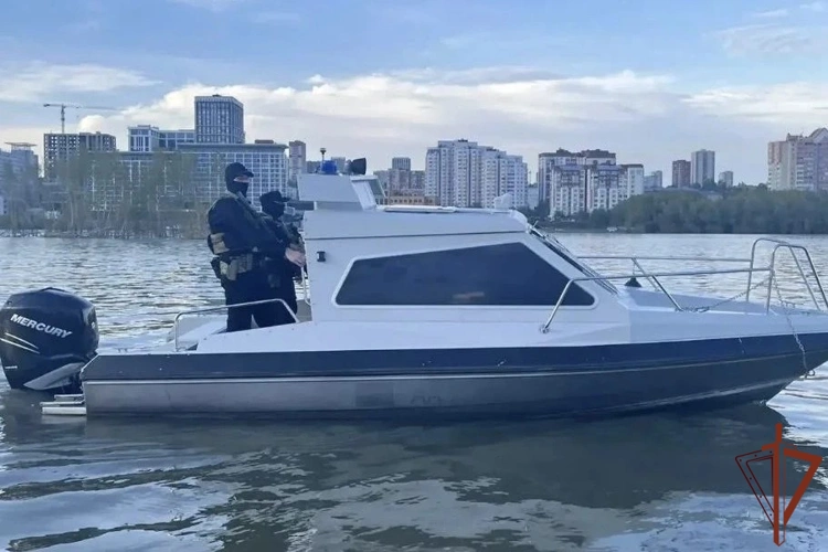 В Новосибирске росгвардейцы спасли мужчину, упавшего с моста в реку Обь