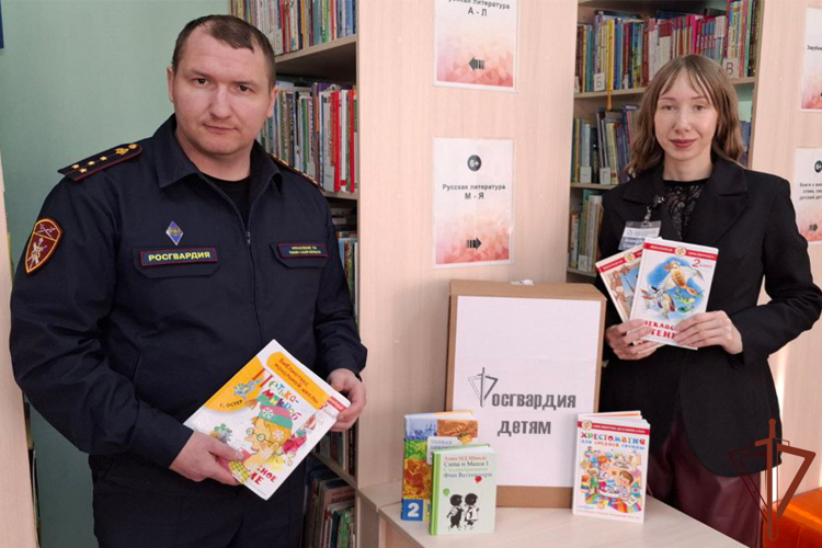 В День книгодарения росгвардейцы на Урале присоединились к всероссийской акции «Дарите книги с любовью»