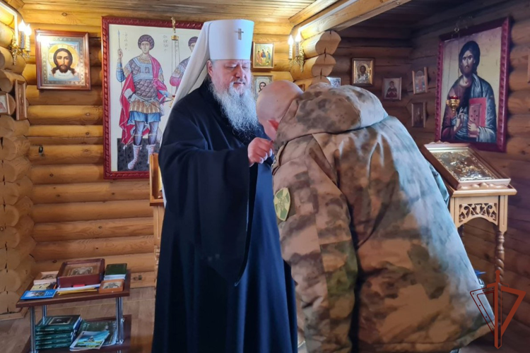 Митрополит Архангельский и Холмогорский Корнилий посетил отряд Северо-Западного округа Росгвардии