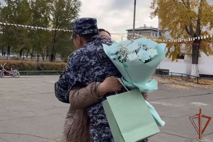 Военнослужащие и сотрудники Сибирского округа Росгвардии поздравили педагогов с Днем учителя