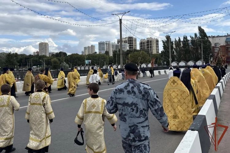 Росгвардейцы обеспечили безопасность крестного хода в честь святителя Спиридона Тримифунтского в Чебоксарах