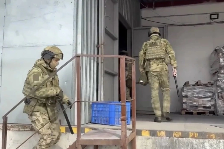 В Новосибирске при содействии СОБР Росгвардии прошли рейды по выявлению нарушений в сфере миграции (видео)