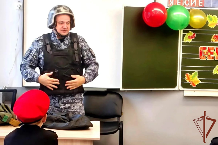 В Удмуртии росгвардейцы провели урок мужества для школьников