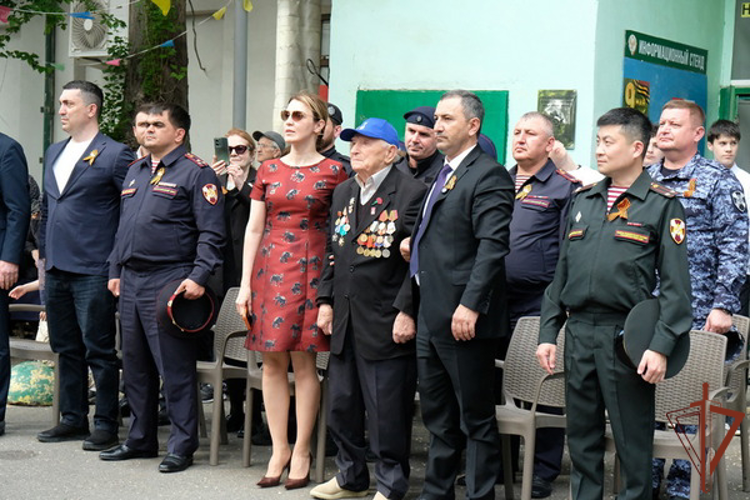Росгвардия поддержала акцию «Парад у дома ветерана» в Дагестане
