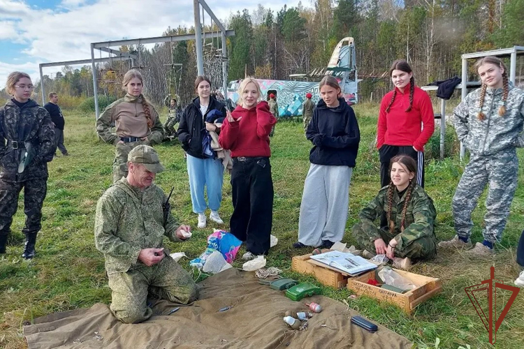 В Свердловской и Курганской областях росгвардейцы приняли участие в патриотических мероприятиях с подшефными кадетами