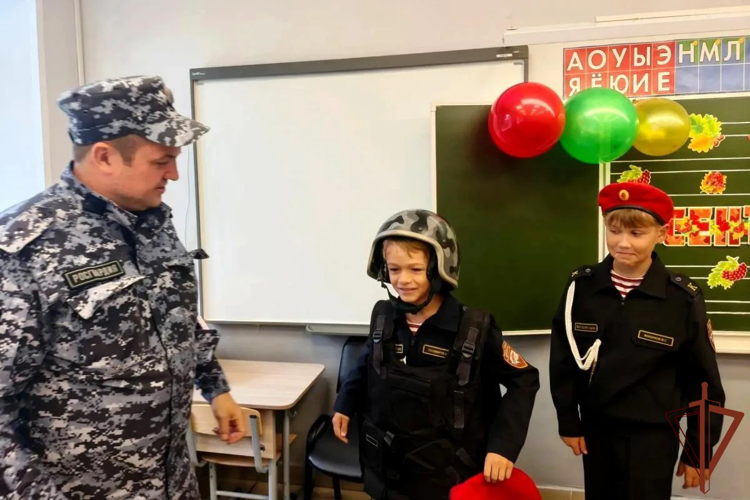 В Удмуртии росгвардейцы провели урок мужества для школьников