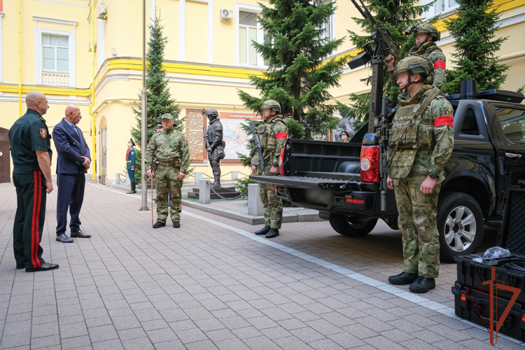 Александр Розенбаум передал участвующим в СВО росгвардейцам специальные технические средства для борьбы с БЛА (видео)